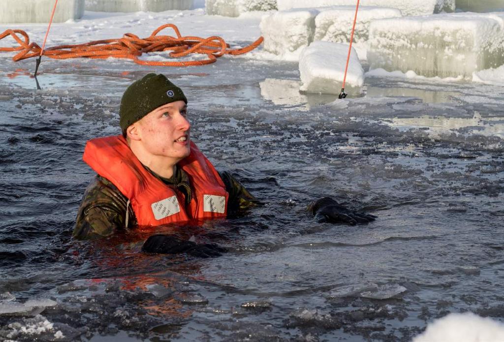 Vakutbildning Om man faller genom isen är det viktigt att kunna ta sig upp utan att få panik. På Nylands brigad fick alla beväringar öva på detta då det 21 22.02 ordnades vakutbildning.