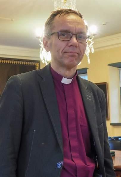 minnen av frustration, av väntan och att vissa saker var onödigt stela och krångliga. Biskop Björn Vikström är i dag som biskop för stift, i en position där han utövar ledarskap.