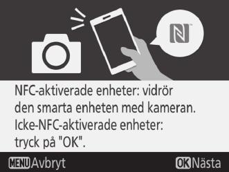För att ansluta med NFC, håll NFC-antennen på den smarta enheten mot kamerans -logotyp (N-Mark), vänta sedan tills SnapBridge-appen startat och fortsätt till steg 7.