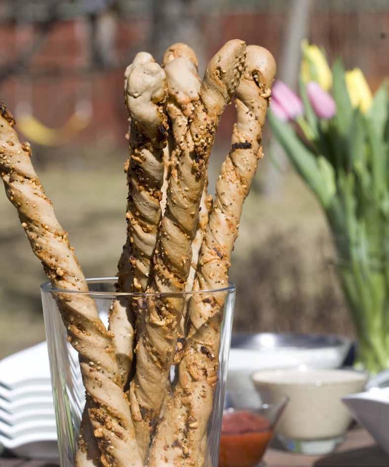 Brödstickor Sommarbuffé Lantciabatta För inkavling: Wienna-V Dekor: Gratängost Rostad lök Vallmofrö Sesamfrö Kummin Flingsalt Paprikapulver Svartpeppar 0,150 kg 1,800 kg 0,900 kg 1,500 kg 0,300 kg