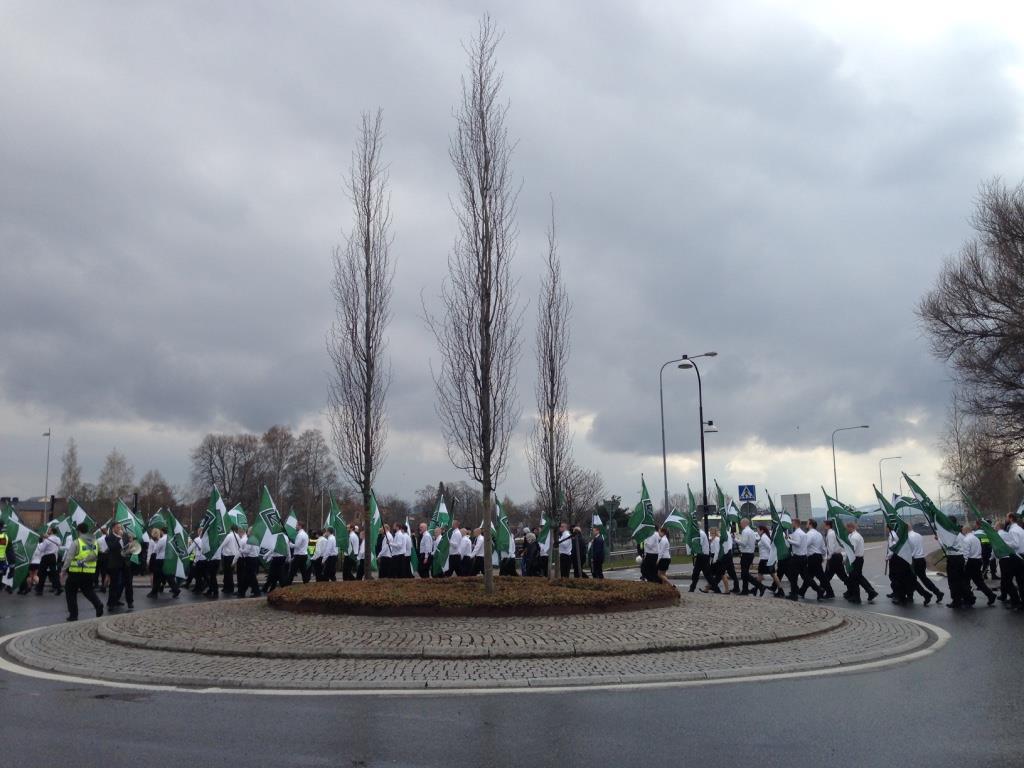 DEMONSTRATION FÖRSTA MAJ På första maj 2016 samlades runt 300 personer i Borlänge och demonstrerade under parollen Kamp mot storfinans och folkförrädare.