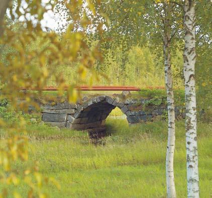 Stora bilden visar en av stenvalvbroarna utanför Nikkala. De ingick i kustvägen och var nybyggda 1771. Bilden inunder är från Idivuoma, där byggdes bron och vägen 1909 1912.