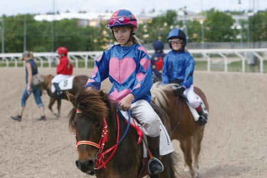 22 23 Sadling för galopp Sadling för Traditionellt är man två personer Att sadla till löp dels för att man får det bästa galopp skiljer sig som hjälps åt att sadla med galopp- Börja med att sätta på