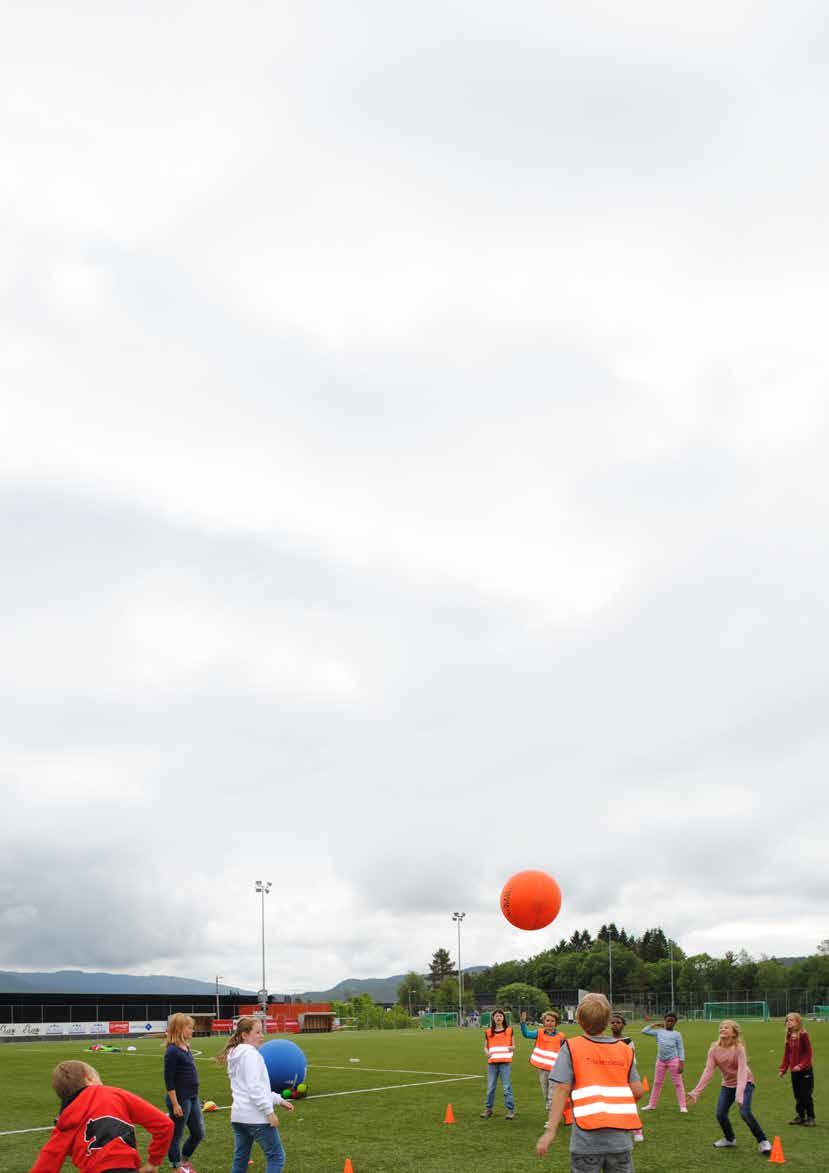 och konor Minutboll Dela in ett område på 10x10 meter i fyra rutor (zoner) med hjälp av linjerna på planen eller med konor. Spelarna fördelar sig jämnt på de fyra zonerna.