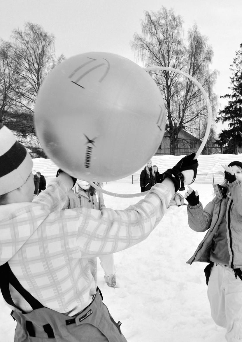 Antal: 6-30 Sheriff och skurk Detta är en reaktionslek där du ska undgå att bli SKURK. Alla ställer sig i en ring med händerna ned längs sidan.