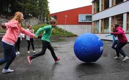 De andra deltagarna står i ring runt ormen, och ska försöka att kasta bollen på ormens svans, alltså den som står längst bak. Den som träffar svansen blir nu nytt huvud.