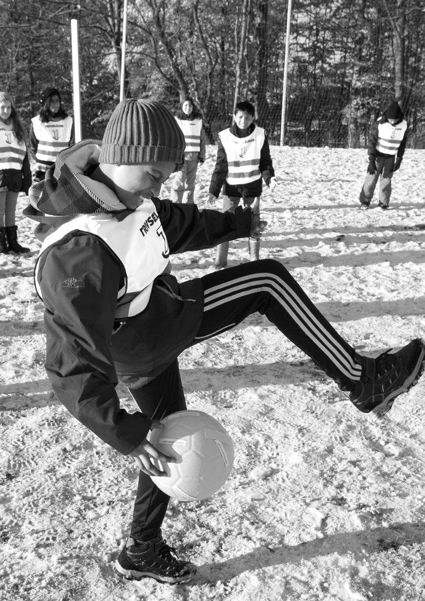 avgränsat område Antal: 8-20 Utrustning: Six-Ball Rullboll I stället för att spela traditionell fotboll rullas bollen på marken med händerna. Märk upp ett område på ca. 7x14 meter.