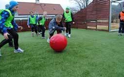 Om bollen lyfts eller passas högt i luften, ska den läggas ned igen så fort som möjligt. Vid grova fel döms frislag från sidlinjen. Frislag döms också om någon sparkar Six-Bollen.