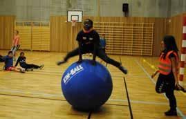 Man blir alltså tagen om man försöker skydda sig och puttar iväg bollen med händerna. Om man tar lyra är den som kastade bollen tagen och måste sätta sig ned.