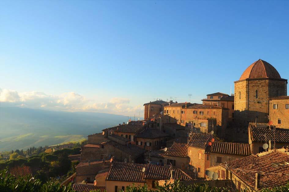 sluttande höjderna på Amalfikusten till det böljande kullarna i Toscana. Skillnaderna i natur främjar också skillnad i typisk mat och dryck för de olika provinserna.