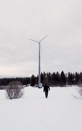 Det var en tokig idé, helt och hållet Det hämmar utvecklingen när folk ständigt säger nej På Rune och Siv Widmarks gård utanför Kåge står sedan 2010 ett 17 meter högt vindkraftverk ett femtiotal