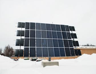 Pite Energis två ställningar med solceller står precis utanför kontorsbyggnaden. Där har de har stått sedan december 2011 och blev inkopplade mot nätet 1 februari.