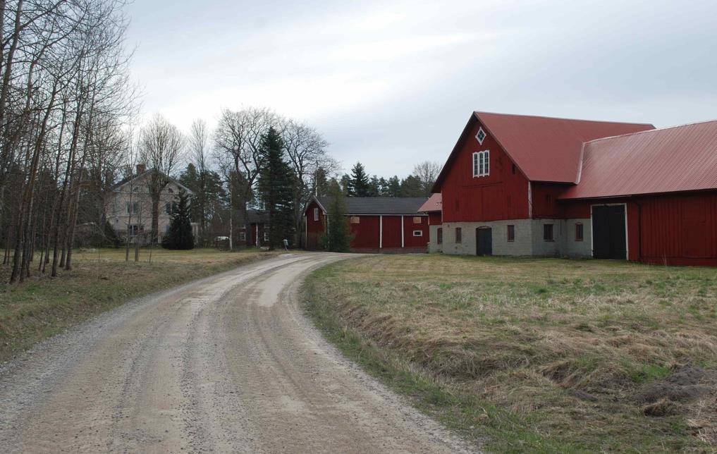 Välkommen till Rasmusbyn Rasmusbyn är en plats för vuxna som vill utvecklas i en miljö nära årets växlingar och på en gård med egna djur, skog och trädgård.