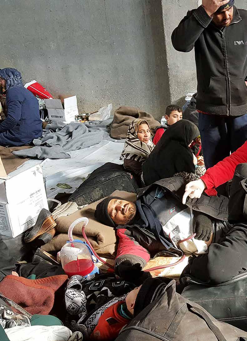 Aleppo, Syrien, november 2016 Medarbetare i Syriska Röda Halvmånen och Internationella rödakorskommittén besöker tillfälliga boenden i Aleppo och ger vård.