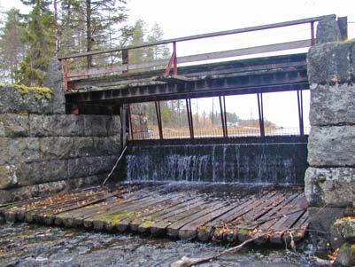 Vi har inte någon närmare kännedom om åtgärden eller resultatet av denna. I utloppet från Lill-Sävarträsket fanns en flottningsdamm som utgjorde ett svårt vandringshinder (ID 1, bild 1).