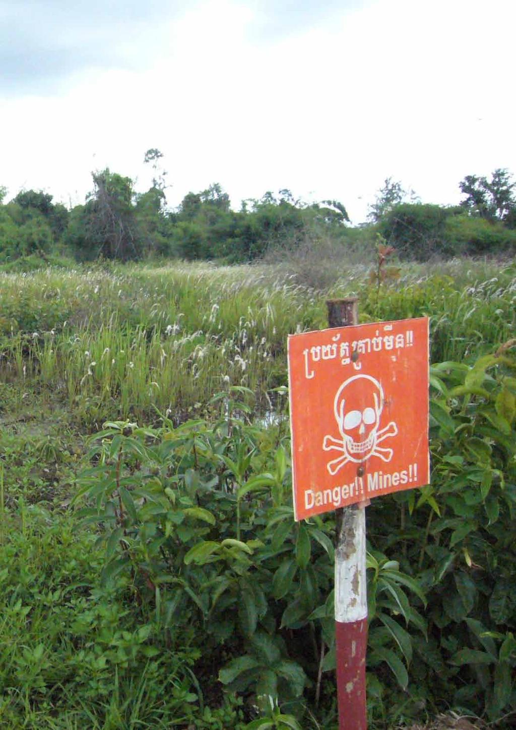 Icke minröjt område i den kambodjanska byn O Ampil.