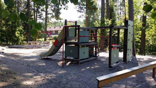 lekplatsinventering lekplatsinventering 20 Odlingsvägens lekplats Lekplatsen ligger bredvid en förskola i en skogsdunge. Den är nära en stor grusbollsplan och bostadsområden.