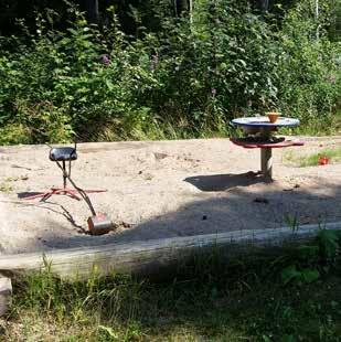 information om markägare yta Lekplatsen är omgiven av naturmark, buskar och träd. Det finns ingen belysning på lekplatsen.