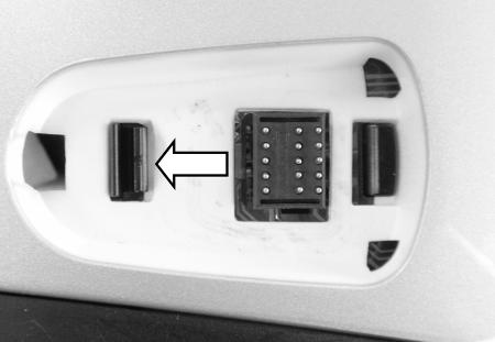 4. BORTTAGNING AV BASIC KIT2 Bild 40 För att lossa Basic kit2 från hjälmen tar du bort hörlurarna och komfortpartiet som bilden visar för monteringsåtgärderna.