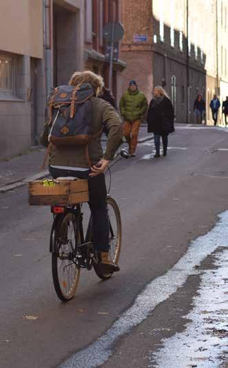 HJÄLMANVÄNDNINGEN FORTSÄTTER ÖKA Allt fler använder cykelhjälm och antalet har ökat stadigt sedan 1990-talet. Under 2015 använde två av tre cyklister cykelhjälm.