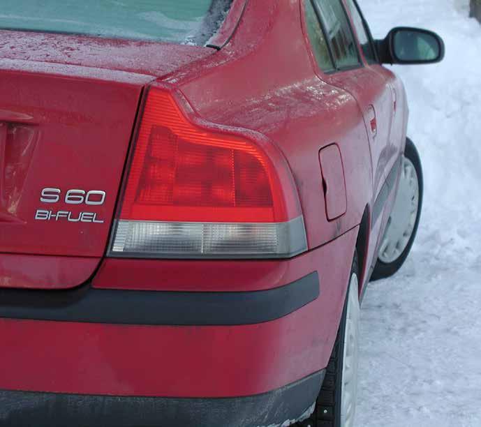 HÄLFTEN AV BILARNA HAR DUBBDÄCK Cirka hälften av alla bilar har dubbdäck i januari och februari. Detta värde har varit stabilt de senaste fyra åren. Andelen bilar med dubbdäck 2016 var 53 procent.