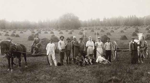Arbetslaget i Wessentorp, Bjärka-Säby, i början av förra seklet. Foto: Johan Thorin. Landskapet som mötte Insulander var ålderdomligt, även med 1870-talets mått mätt.