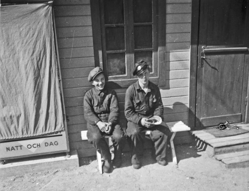 Om man läser annonsen från 1940 på sidan 1 framgår det att macken fortfarande hade bensin till försäljning, trots att andra världskriget pågick, men man sålde även bilkol (gengaskol).