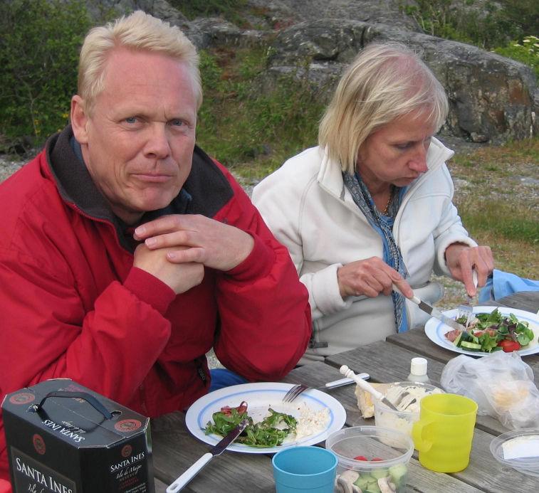 I samband med detta delade undertecknad ut en frågetävling med lite allmänna frågor och med tre priser i potten. Dessvärre var inte Evert Johansson med i år vilket innebar att sång och musik uteblev.