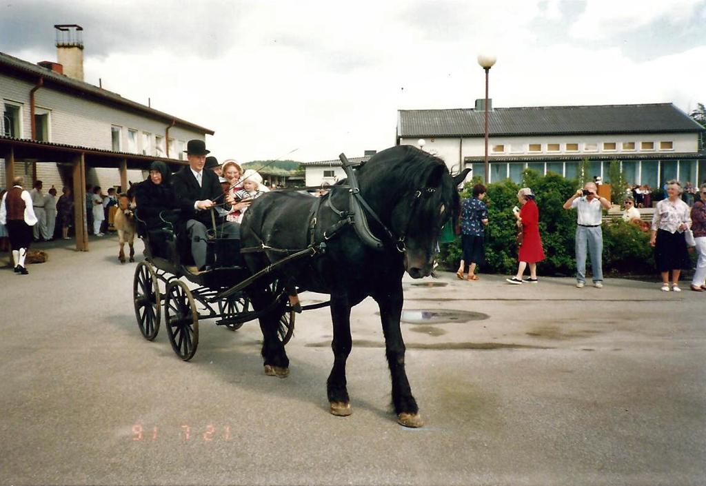 Även Olles tre äldsta barn gifte sig (trippelbröllop) och fick åka häst och vagn genom Nösund en vacker sommardag