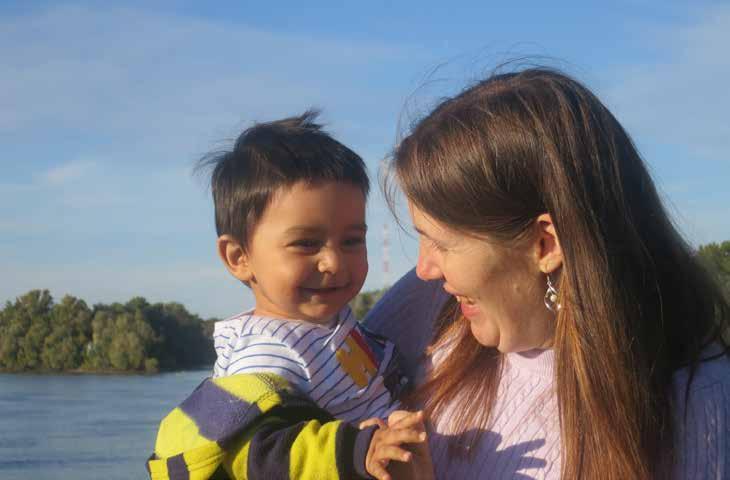 Adoptioner Adoptioner Familjen åkte på en hel del utflykter under vistelsetiden i Ungern. Här myser Lisa och Oscar framför en sjö. Oscar älskar att gunga!
