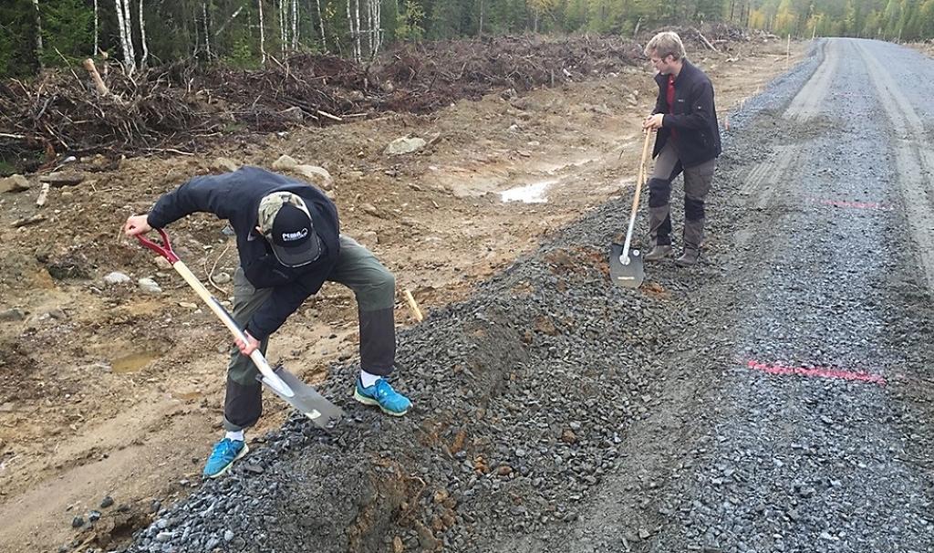 SPÅRDJUPSMÄTNING Spårdjupsmätning utfördes med rätskiva och aluminiumlinjal. Avståndet som mättes var från toppen på vallen till botten på spåret, enligt den instruktion som gäller för STP-modellen.