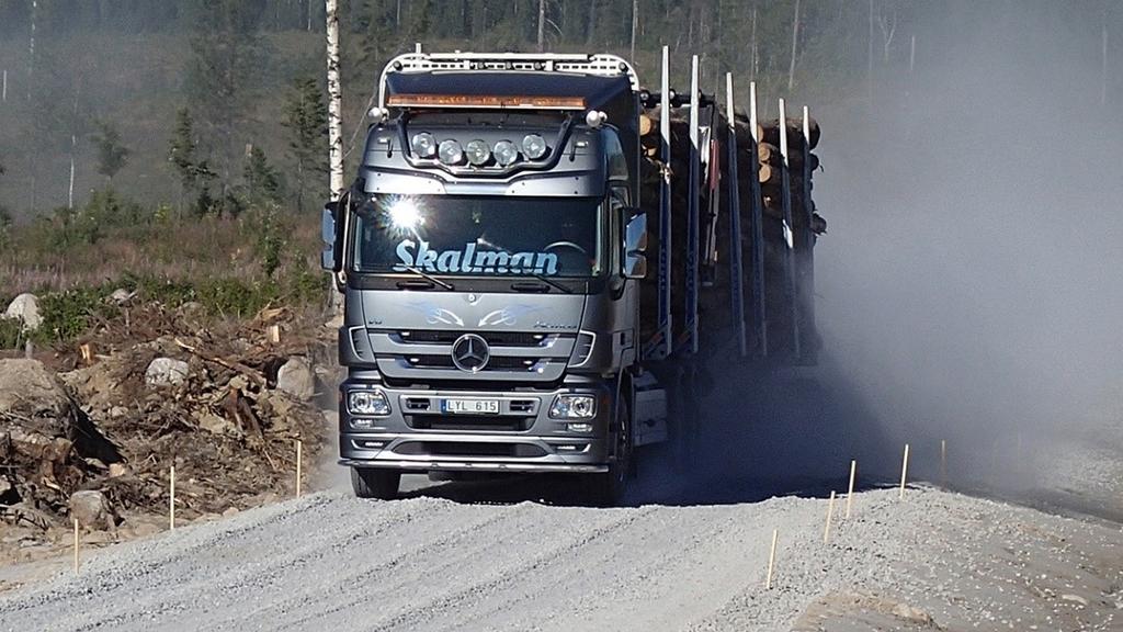 Figur 11. Lastbilen som användes i studien, under test på Väg 2. Det studerade fordonets fotavtryck mättes för att undersöka hur mycket däcken ökar sin kontaktyta mot vägen vid optimerat lufttryck.