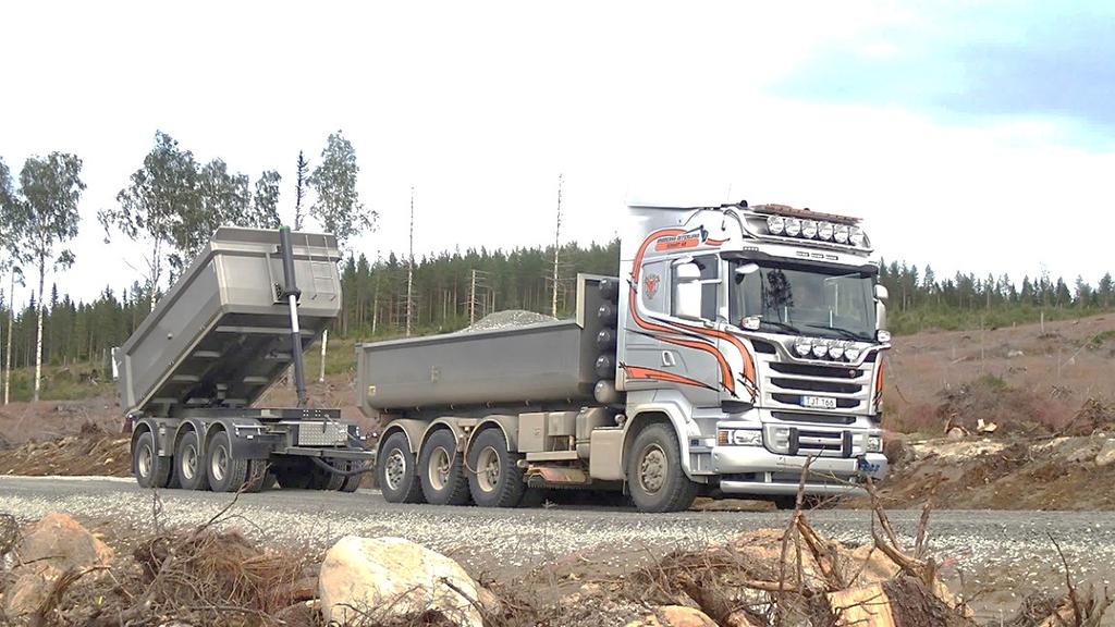 Figur 20. Påförsel av överbyggnad med CTI-utrustad grusbil. Problem förekom med bärighet vid anslutningarna, men inte inom det område där mätningarna utfördes.