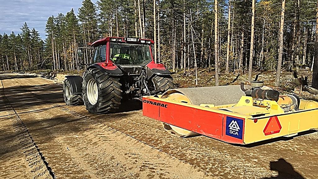 Figur 24. Packning av terrass Försöksväg 3. Grus påfördes den 1 oktober av lastbil med släp. Som mottagning användes grävmaskin med justerbalk.