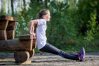 3. Knäböj med stav/pinne Utförande: a) Stå med atletisk hållning dvs.