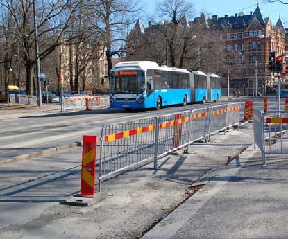 3 Utförandeskedet 3.1.6.5 Trafikdirigering Vid vägarbeten där vägtrafiken regleras med vakt ska tecken ges med röd flagga och under mörker, med lykta som visar rött ljus.