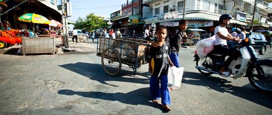 I Phnom Penh finns många fattiga familjer som lever på att samla material som kan återvinnas. Barnen hjälper också till.