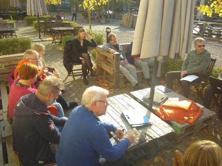 FOTO: Senaste nytt från de Biosfärområden som var på plats behandlades ute i solskenet på Norrqvarn. SENASTE NYTT FRÅN BLEKINGE ARKIPELAG Heleen berättade att projektet Arkipelagrutten har startat.