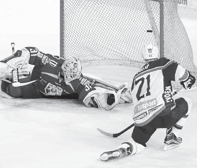 Takto strelil dôležitý tretí gól Zvolena nitrianskemu brankárovi Michalovi Valentovi útočník HKM Radovan Puliš. FOTO TASR/HENRICH MIŠOVIČ Prehrali sme si to sami.