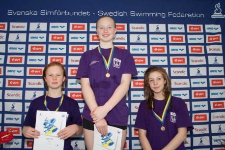 Christofer Eskilsson och Jonathan Jörnfalk, båda i föreningen från 6-7 års ålder, har burit Svensk manlig simhoppning under ett antal år. Christofer fick avsluta med deltagande på OS i London.