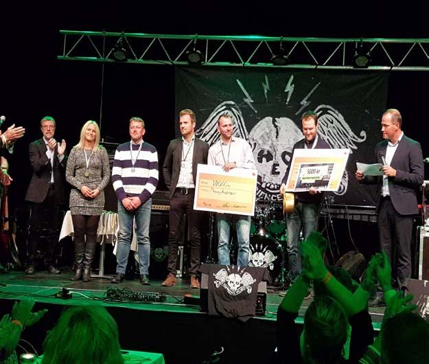 stannar allt. Jag lyckades få igång bilen med starthjälp och kom precis ifrån startlinjen med misständningar och avstängda lysen i mörkret.