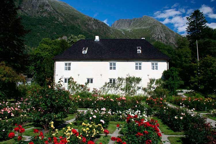 Dag 3 Baroniet Rosendal Hardanger med båt Vi börjar dagen med en promenad från hotellet till strandkajen, på motsatt sida Bryggen.