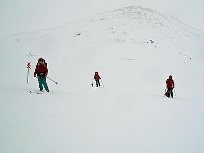 Nedför Tjäktjapasset i "white out" Kaffe och sedan plump Nästa morgon grydde med vind som dånade i stugknutarna och