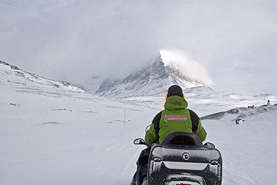 Vi fick också en härlig middag tillsammans och kunde nästa dag ta ytterligare en skoterskjuts ner till Nikkaluokta, där snön ibland endast fanns i de packade