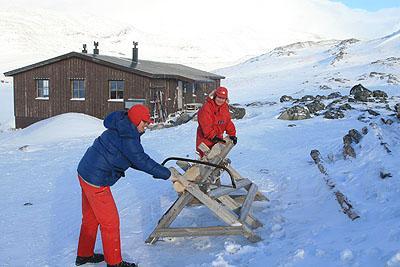 Ann-Marie och Camilla sågar ved Den