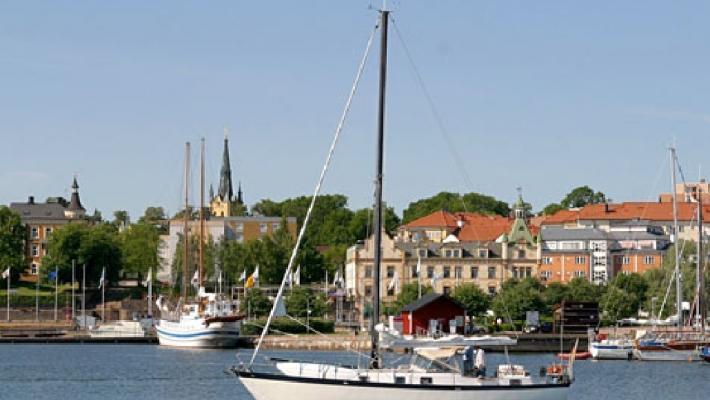 Besök Oskarshamn Kalmars skärdgård & Blå Jungfrun (114.4 km) Kalmars skärgård erbjuder många öar, kobbar och skär.