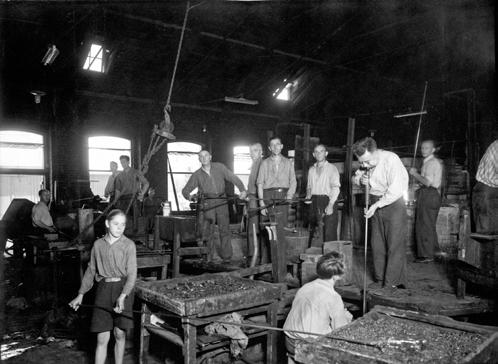 Rosdala glasbruk En bild från hyttan i Rosdala, någon gång på 1920-30-talet.