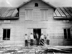 Byggnadsminnen i Kronobergs län 8. Färgbod Huset tros ha byggts omkring 1910. Det kallas för färgboden eftersom man här förvarade de kemikalier som användes i brukets glasmåleri.