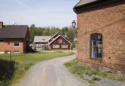 Byggnadsminnen i Kronobergs län Till höger smedjan, till vänster kontorsbyggnaden. Den röda byggnaden med vita knutar har haft flera funktioner, bland annat måleriverkstad.