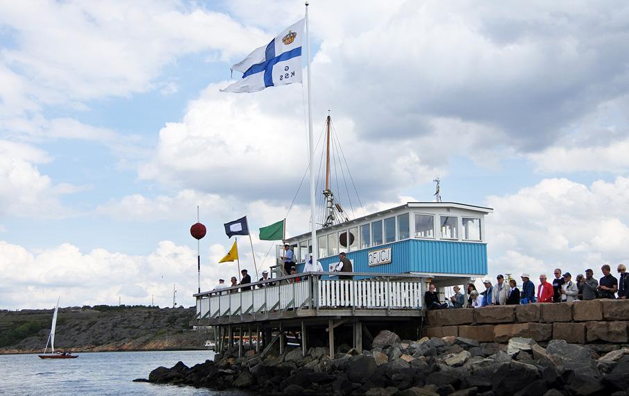 5 minuter före start släpps kulan ner till botten på stången och ett skott skjuts med kanonen samtidigt som klassflaggan för den klass som skall starta hissas.